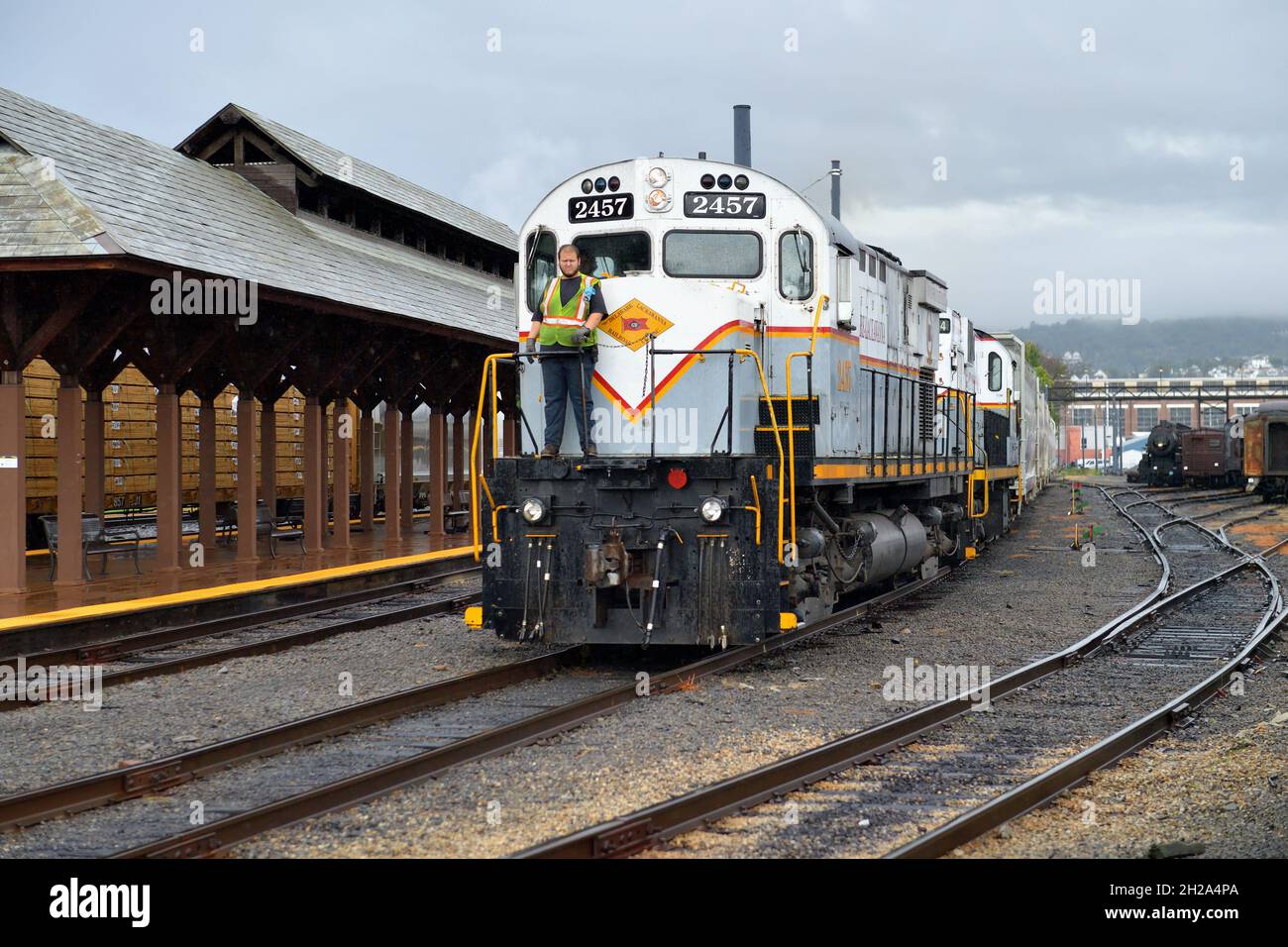 Scranton, Pennsylvania, Stati Uniti. Conduttore che guida sulla parte anteriore della locomotiva principale come un paio di locomotive conduce un treno merci. Foto Stock