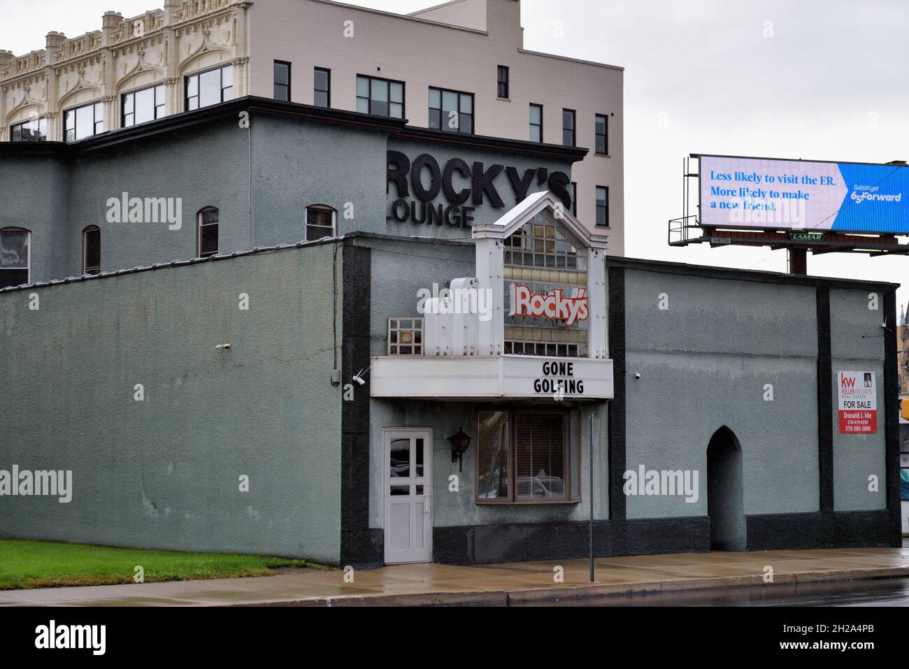 Scranton, Pennsylvania, Stati Uniti. Un ex salotto ora abbandonato con l'edificio in vendita nel centro di Scranton, Pennsylvania. Foto Stock