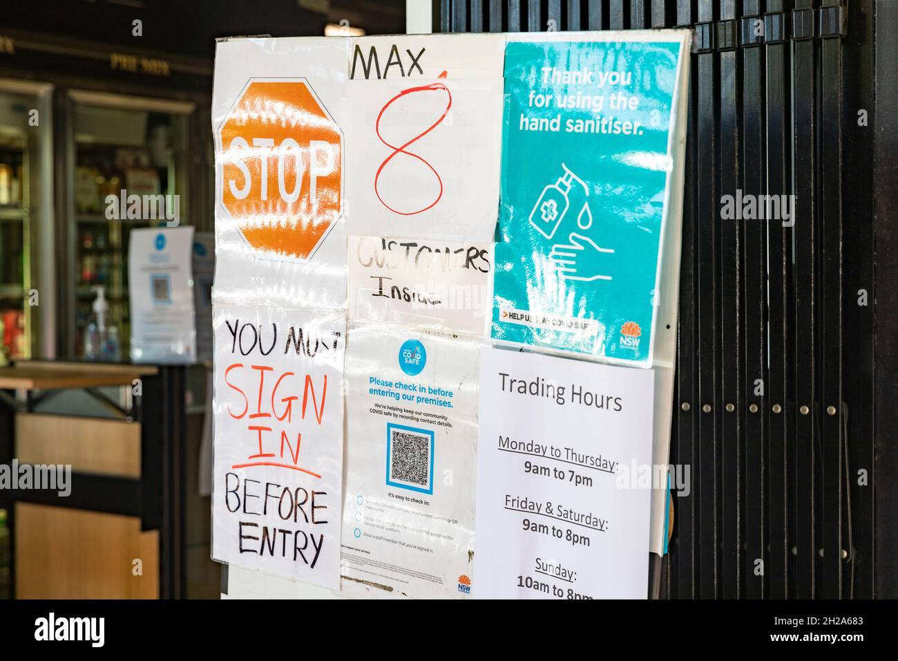 Il negozio Covid 19 di Sydney richiede la scansione del codice QR e il numero massimo di persone nel negozio, Sydney, Australia Foto Stock