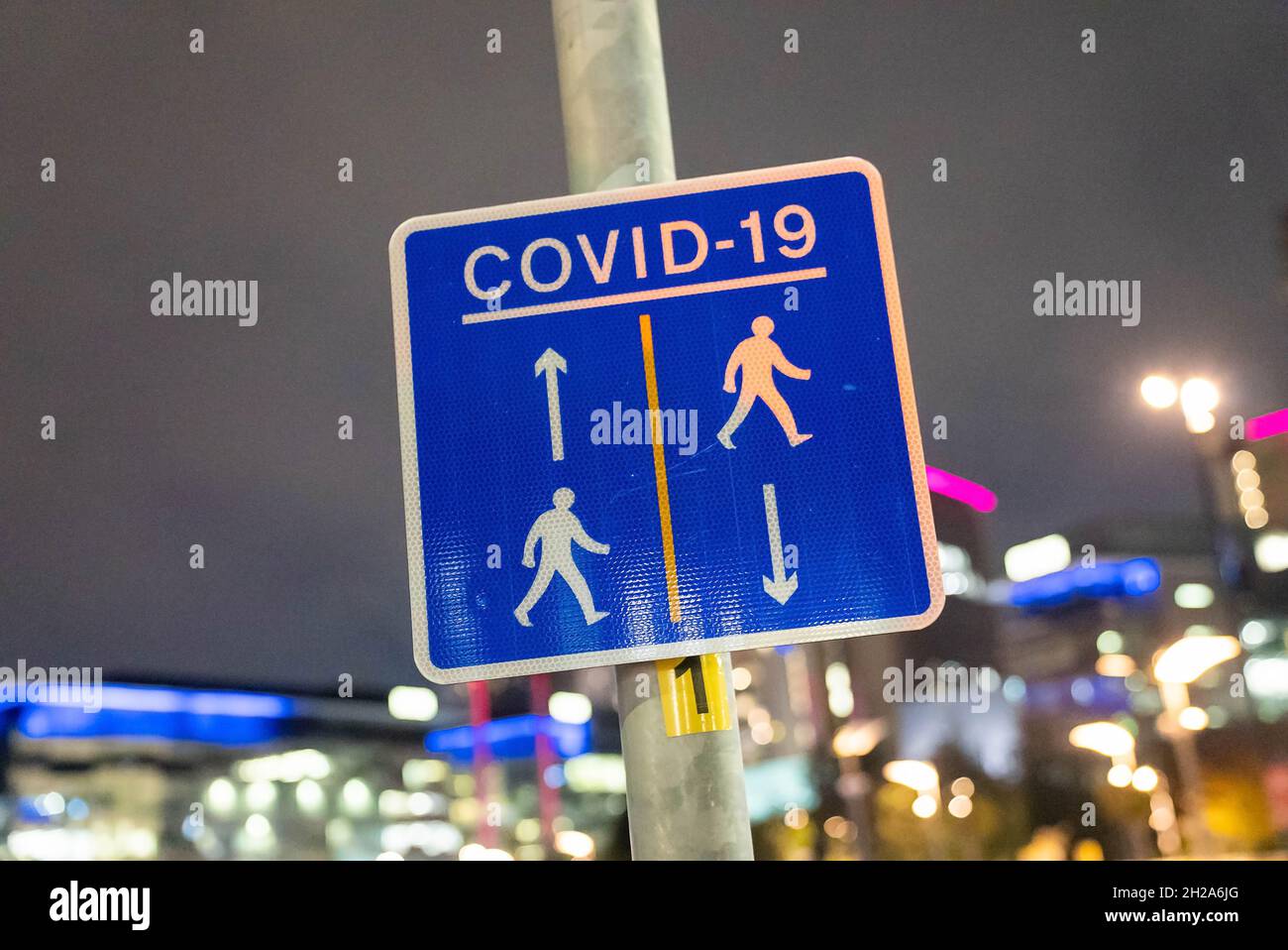 Covid - 19 segnaletica stradale e pedonale con limitazioni. Foto Stock