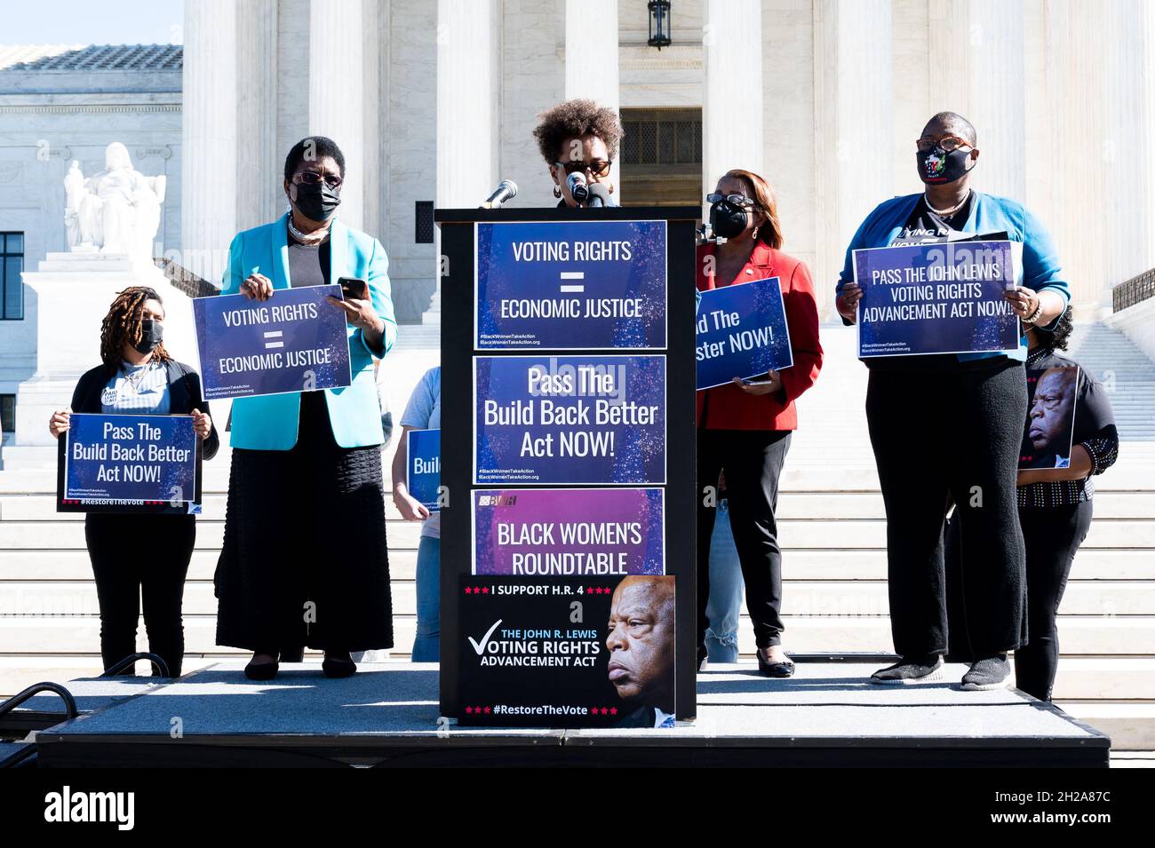 Washington, Stati Uniti. 20 Ott 2021. I manifestanti hanno cartelloni che esprimono le loro opinioni durante un raduno per esortare il Congresso a approvare i diritti di voto e la legislazione sulla giustizia economica. Credit: SOPA Images Limited/Alamy Live News Foto Stock