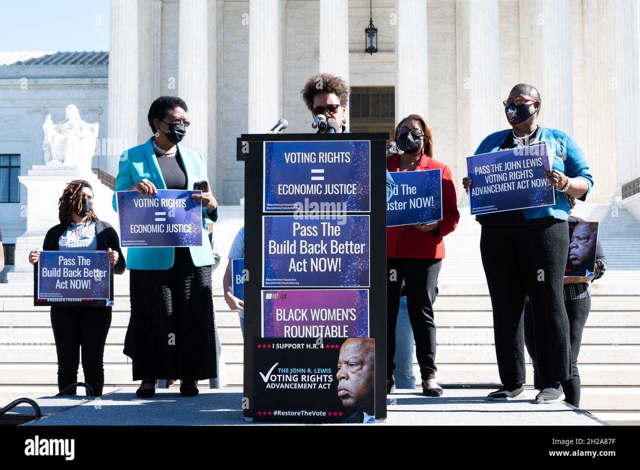 Washington, Stati Uniti. 20 Ott 2021. I manifestanti hanno cartelloni che esprimono le loro opinioni durante un raduno per esortare il Congresso a approvare i diritti di voto e la legislazione sulla giustizia economica. Credit: SOPA Images Limited/Alamy Live News Foto Stock