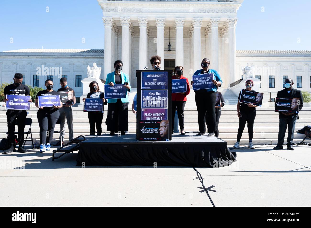 Washington, Stati Uniti. 20 Ott 2021. I manifestanti hanno cartelloni che esprimono le loro opinioni durante un raduno per esortare il Congresso a approvare i diritti di voto e la legislazione sulla giustizia economica. Credit: SOPA Images Limited/Alamy Live News Foto Stock
