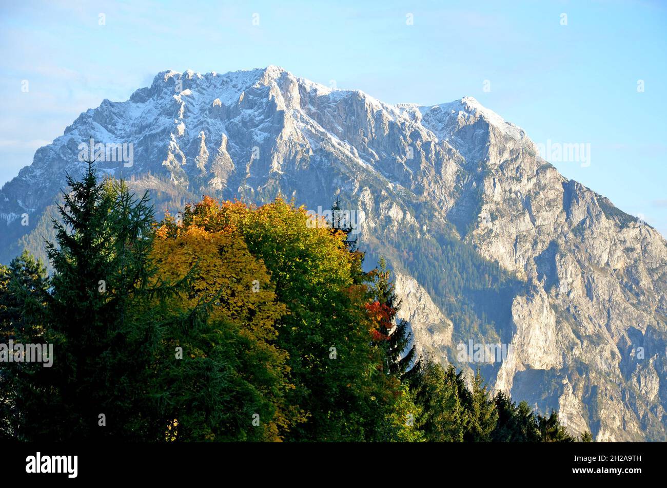 Der Traunstein im Salzkammergut im Herbst (Oberösterreich, Österreich) - il Traunstein nel Salzkammergut in autunno (Austria superiore, Austria) Foto Stock