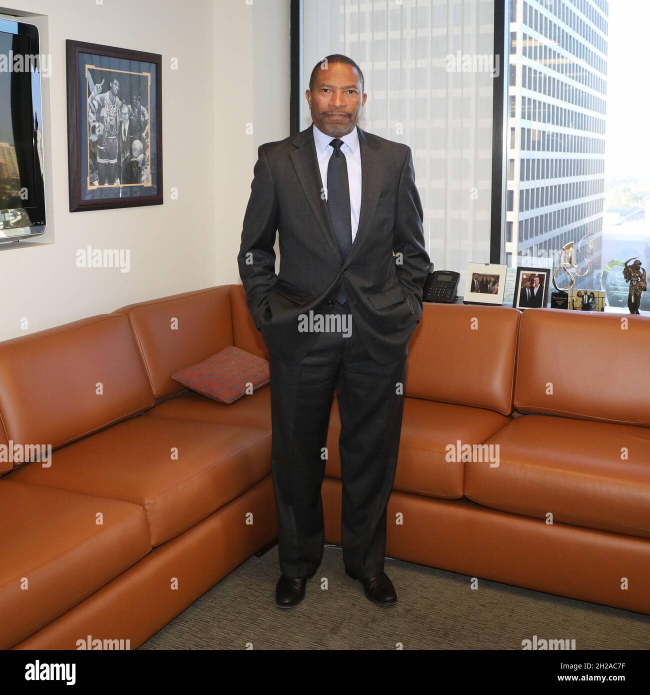 Los Angeles, California, Stati Uniti. 20 Ottobre 2021. Il procuratore Bernard Alexander, partecipa alla conferenza stampa in cui quattro ex Methodist Hospital of Southern California Workers hanno annunciato di aver intentato una causa contro l'ospedale in cui si afferma che la cessazione illecita, la ritorsione per lamentarsi di inadeguate tutele COVID-19, e la discriminazione in base all'età. Credito: Sheri Determan Foto Stock