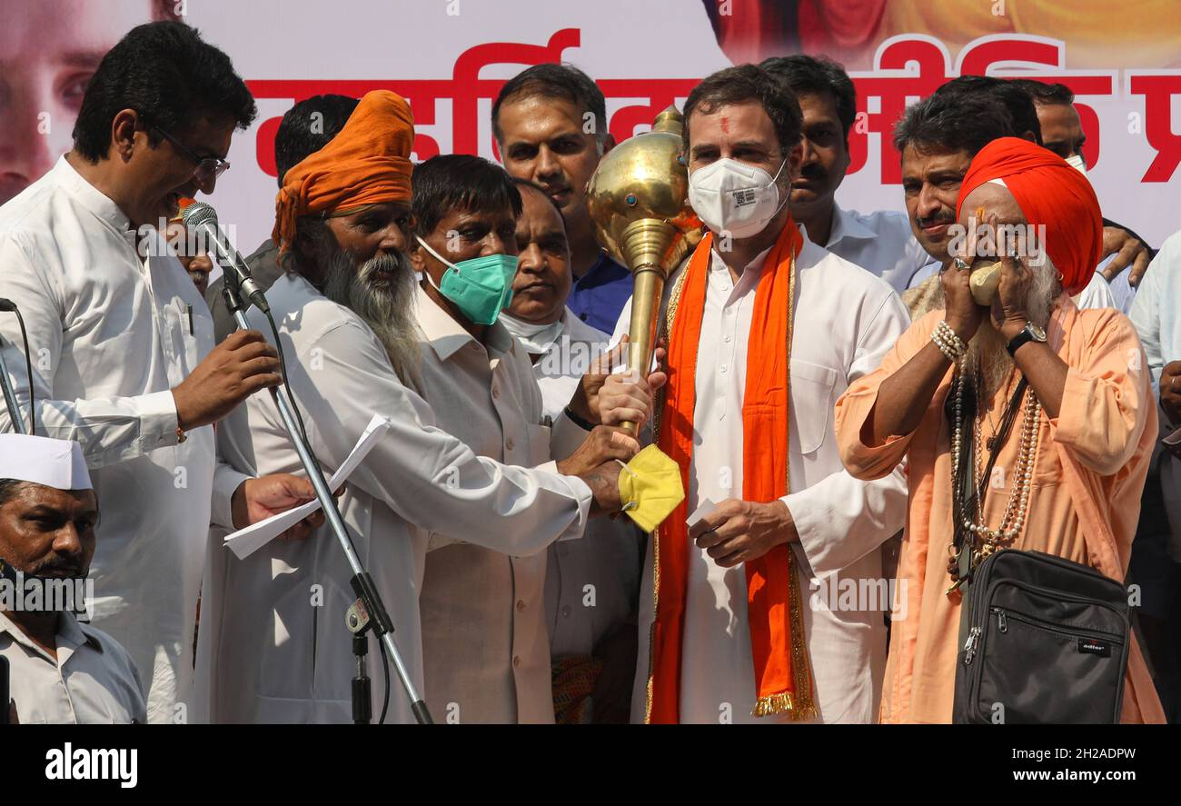 New Delhi, India. 20 Ott 2021. Il leader del Congresso Rahul Gandhi ha felicitato durante la cerimonia di bandiera di Shobha Yatra in occasione di Maharishi Valmiki Jayanti, presso la sede del Comitato del Congresso dell'India. Valmiki Jayanti è un festival annuale indiano celebrato in particolare dal gruppo religioso Balmiki, per commemorare la nascita dell'antico poeta e filosofo indiano Valmiki. (Foto di Naveen Sharma/SOPA Images/Sipa USA) Credit: Sipa USA/Alamy Live News Foto Stock