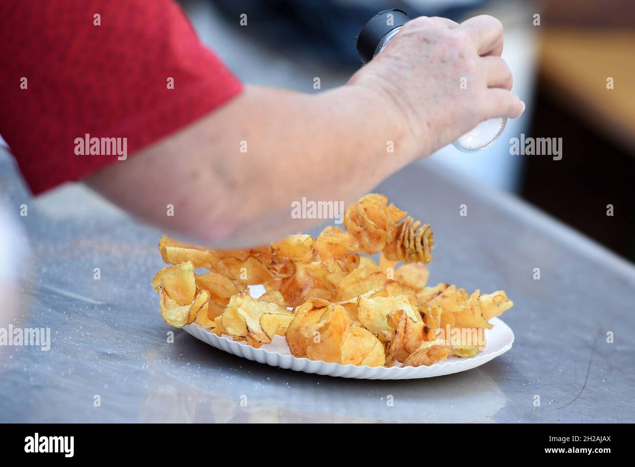 Selbst gemachte Kartoffel-chips auf einem Tisch - patatine fatte in casa su un tavolo Foto Stock