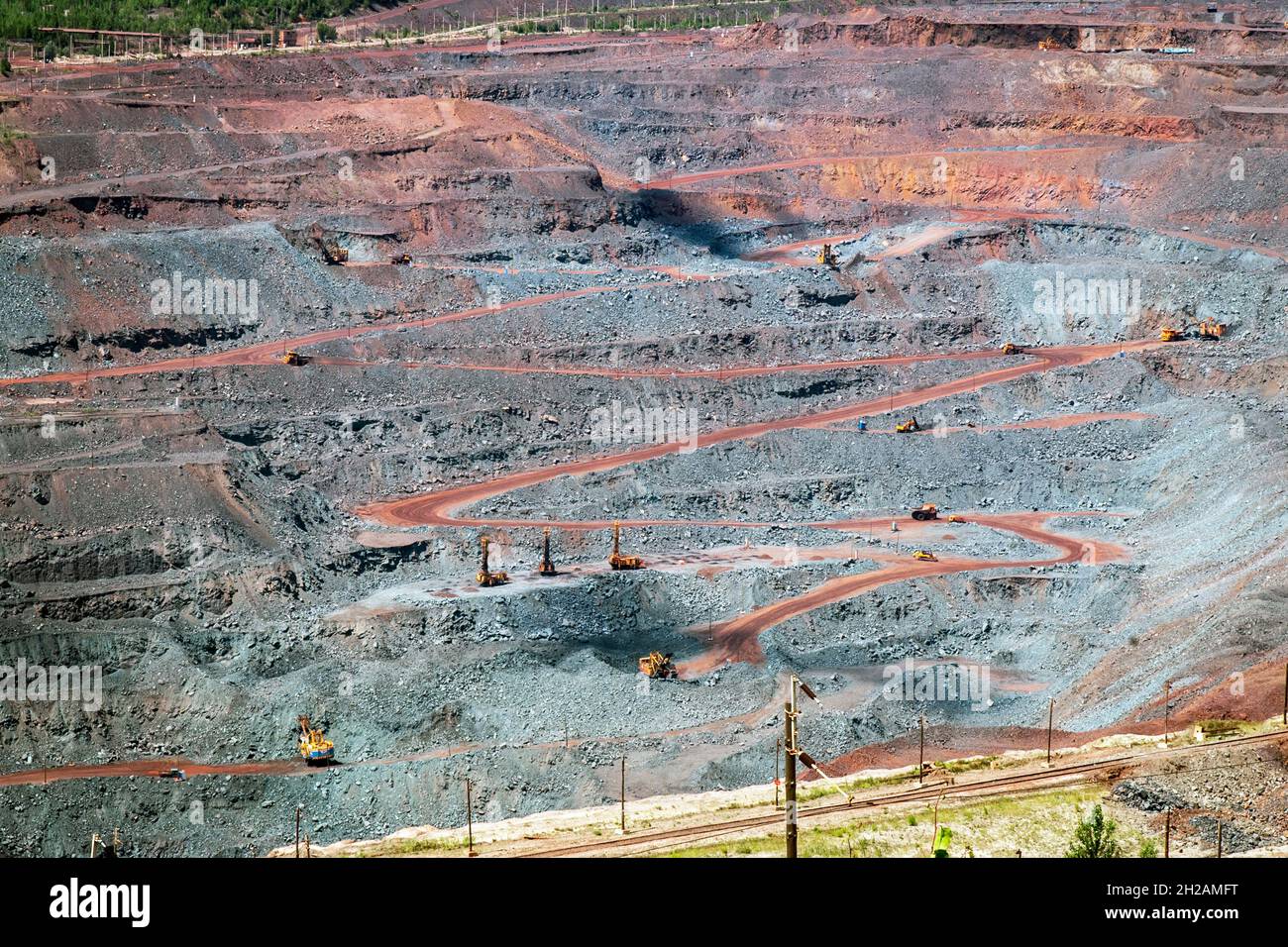 Estrazione del minerale di ferro nella cava dell'impianto di lavorazione e di estrazione di Mikhailovsky Foto Stock