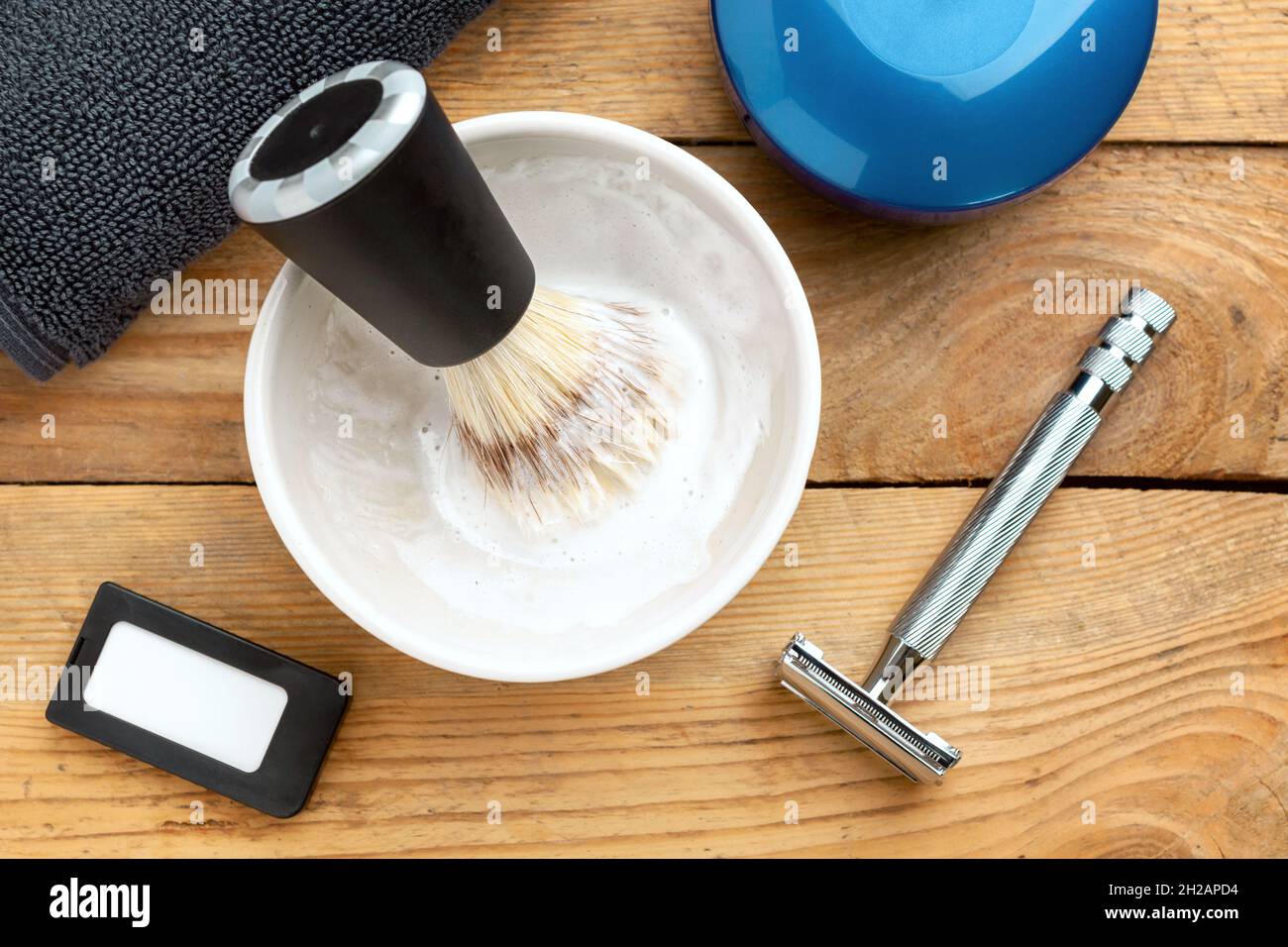 Set di accessori per la rasatura classica su pelle bagnata da uomo. Foto Stock