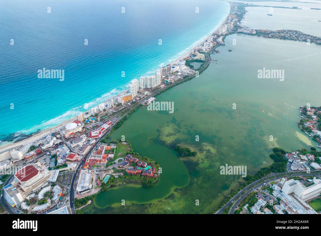 Vista panoramica aerea della spiaggia di Cancun e della zona degli hotel in Messico. Paesaggio della costa caraibica di resort messicano con spiaggia Playa Caracol e Kukulcan Foto Stock