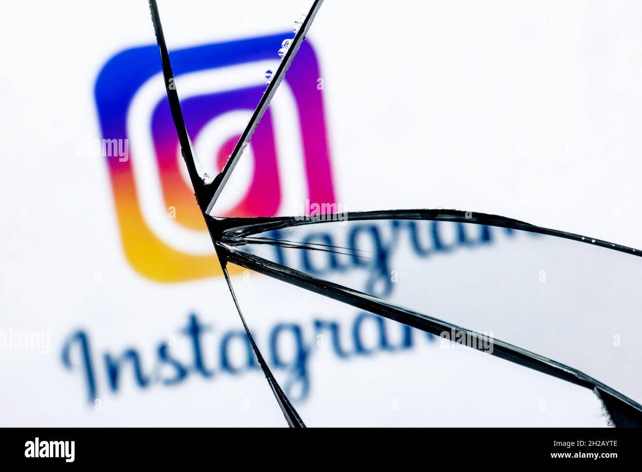 Logo del social network Instagram in riflesso di uno specchio rotto. Il concetto di problemi nel lavoro di Instagram. Foto Stock