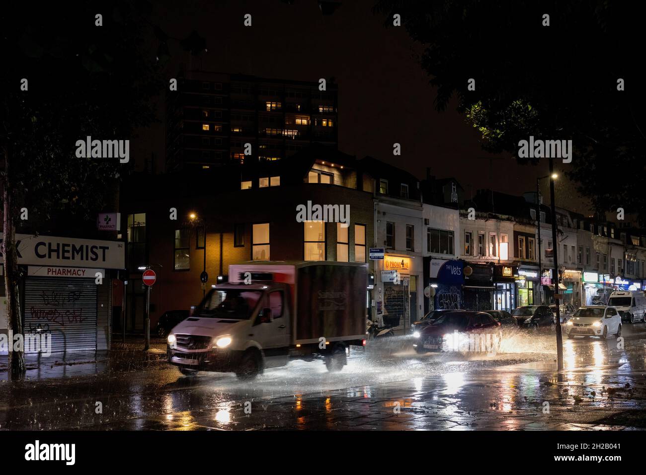 Londra, Regno Unito. 20 Ott 2021. I veicoli sono visti passare attraverso la strada allagata nel sud-est di Londra. La pioggia tropicale pesante ha influenzato l'area est e sud est di Londra, parte di Kent e Essex in serata. Alcune zone sono in attesa di inondazioni. Credit: SOPA Images Limited/Alamy Live News Foto Stock