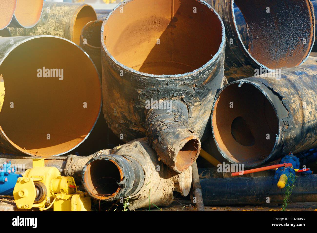 Rottami di metallo. I vecchi tubi di gassificazione usati sono tagliati a  pezzi e si trovano in un mucchio. Utilizzazione e trattamento dei rifiuti  metallici Foto stock - Alamy