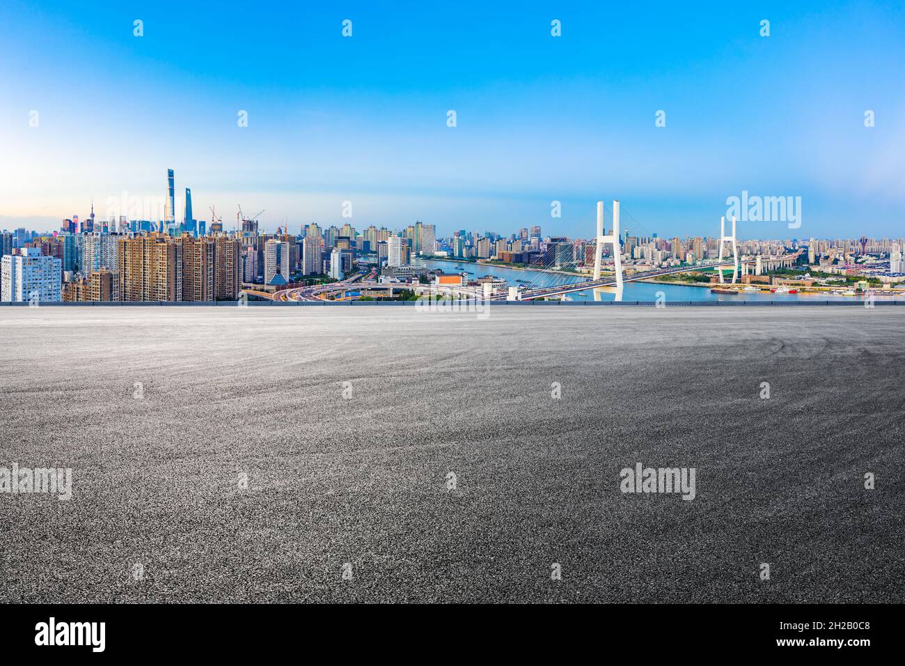 Pista da corsa e skyline della città con edifici al tramonto a Shanghai, Cina. Foto Stock