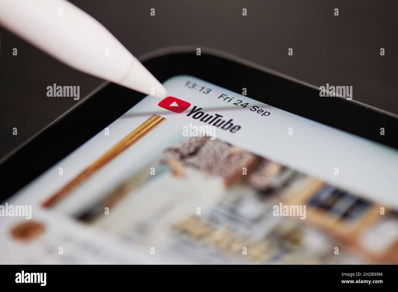 New york, Stati Uniti d'America - Settembre 24 2021: Sfogliare i video di youtube sul pannello ipad vista ravvicinata con penna Foto Stock