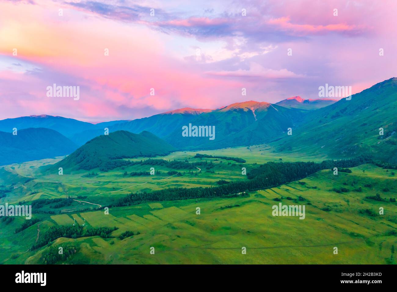 Montagna e foresta con paesaggio naturale prateria all'alba nel villaggio di Hemu, Xinjiang, Cina. Foto Stock