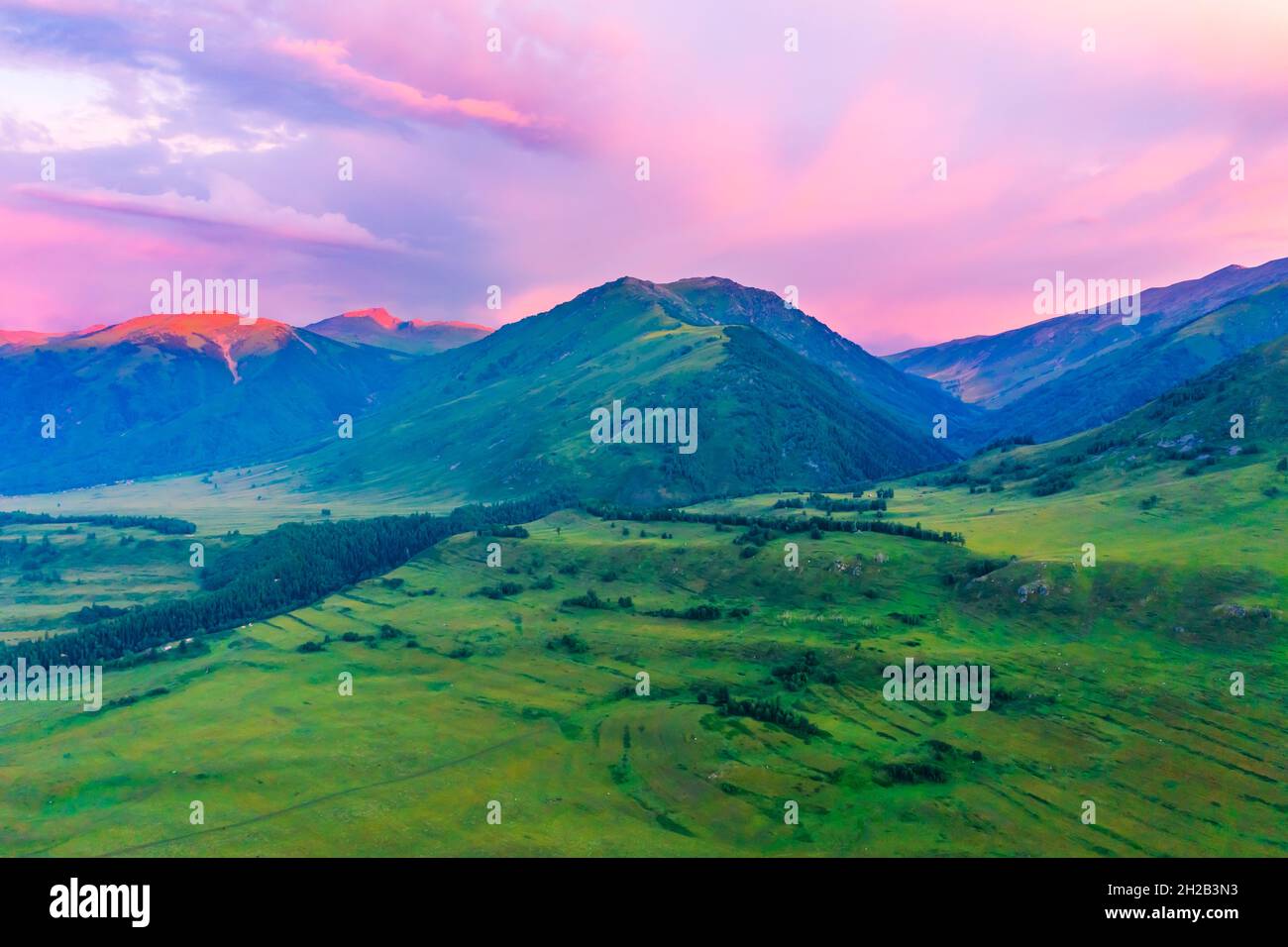 Montagna e foresta con paesaggio naturale prateria all'alba nel villaggio di Hemu, Xinjiang, Cina. Foto Stock