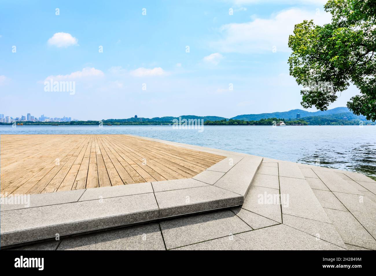 Strada in legno e fiume con paesaggio naturale di montagna. Foto Stock
