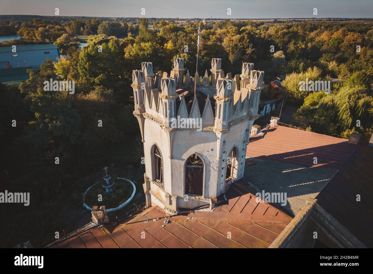 Vista aerea del castello in rovina in stile neo-gotico, Ucraina Foto Stock