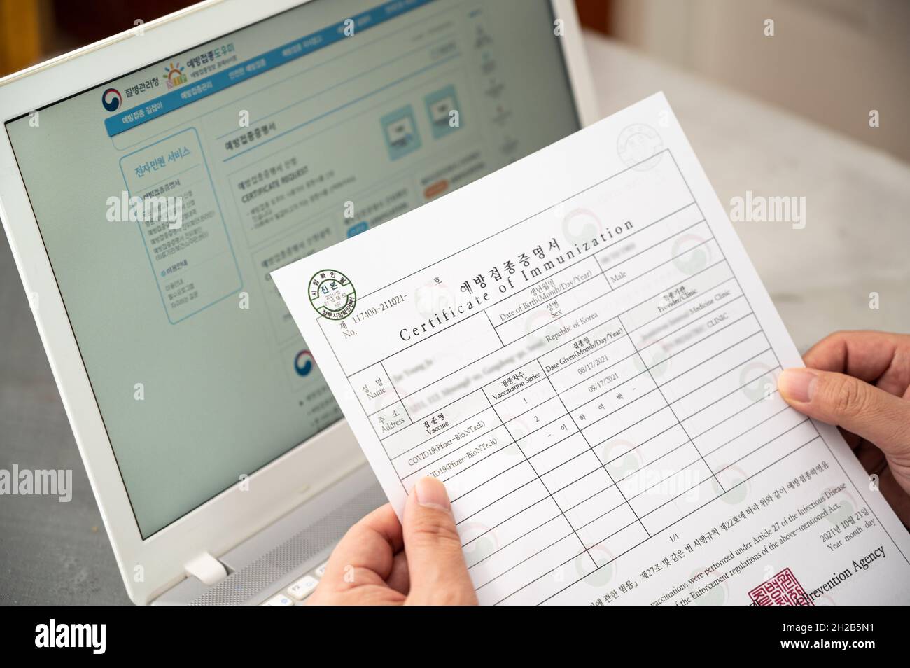Seoul, Corea del Sud - Ottobre 2021: Una persona che controlla il certificato di vaccinazione COVID-19 rilasciato online Foto Stock