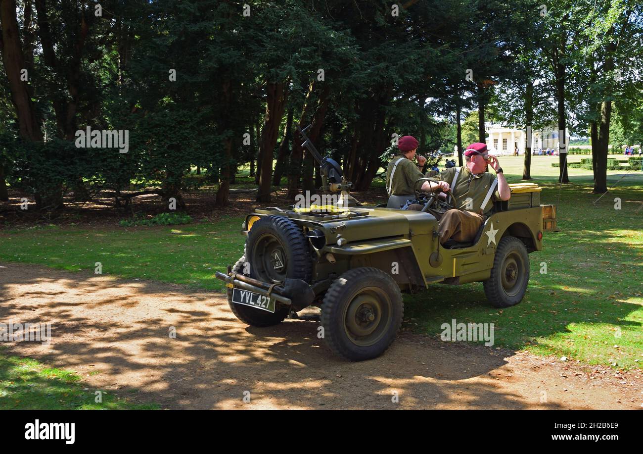 Jeep della seconda Guerra Mondiale con autista e passeggero in uniforme. Foto Stock