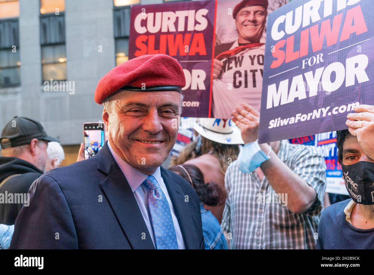 New York, Stati Uniti. 20 Ott 2021. Curtis Sliwa candidato sindaco del Partito Repubblicano saluta i sostenitori fuori dagli studi della NBC prima dei dibattiti delle prime elezioni generali. (Foto di Lev Radin/Pacific Press) Credit: Pacific Press Media Production Corp./Alamy Live News Foto Stock