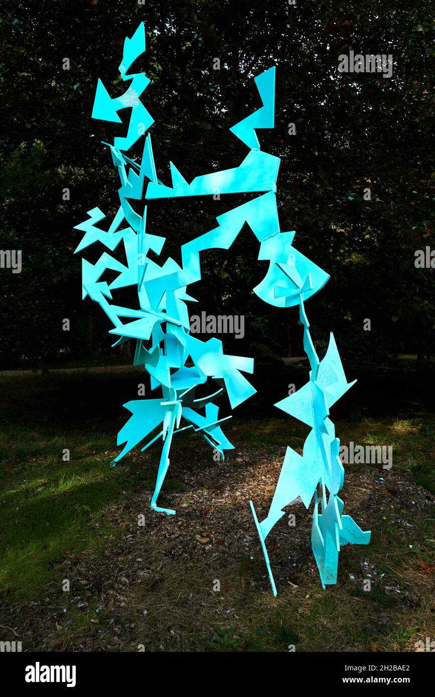 Astratto arte moderna nel giardino della scultura a Burghley House, Stamford, Inghilterra. Foto Stock