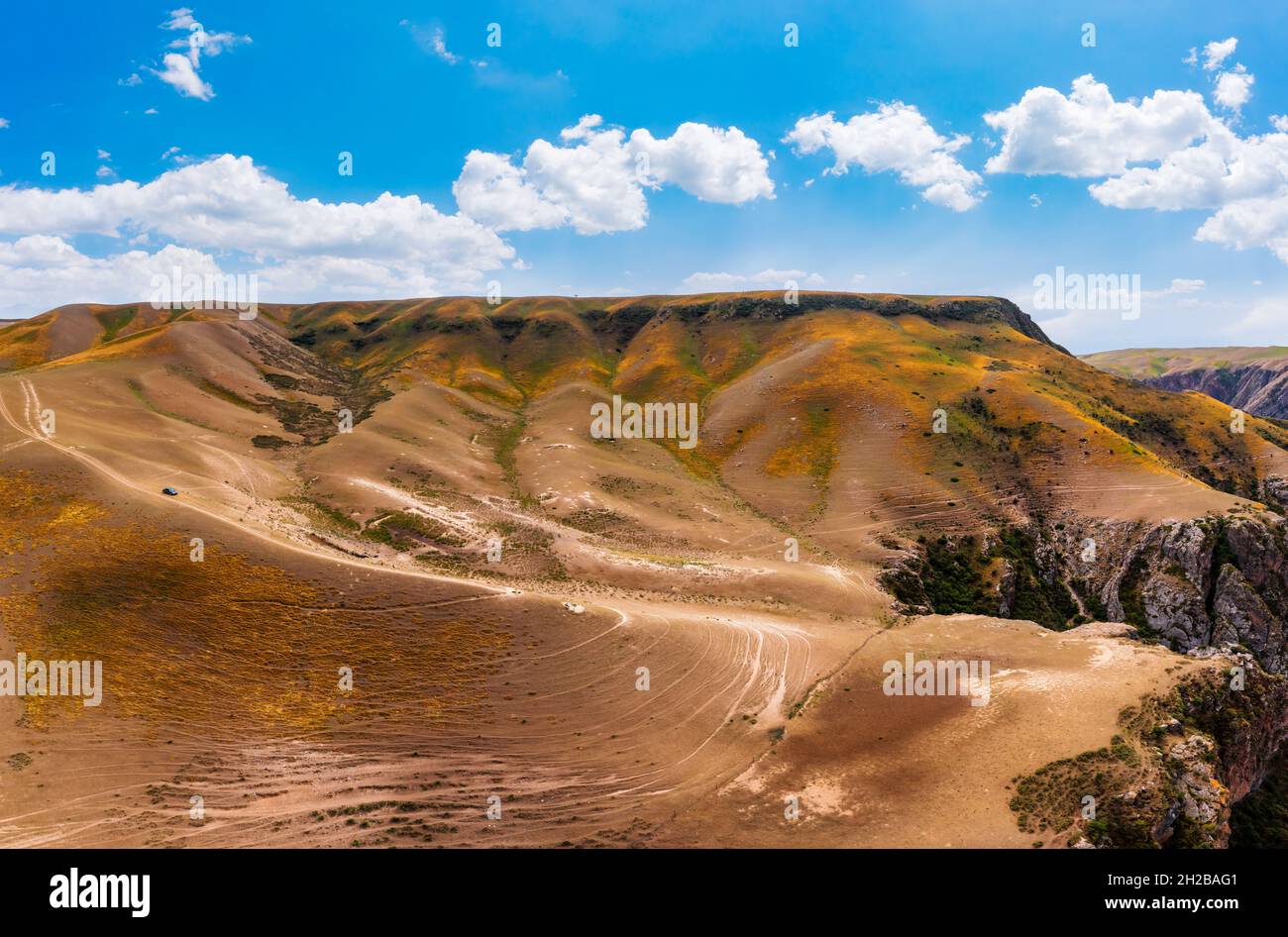 Lo spettacolare paesaggio geologico del Kuokesu Grand Canyon, Xinjiang, China. Vista aerea. Foto Stock