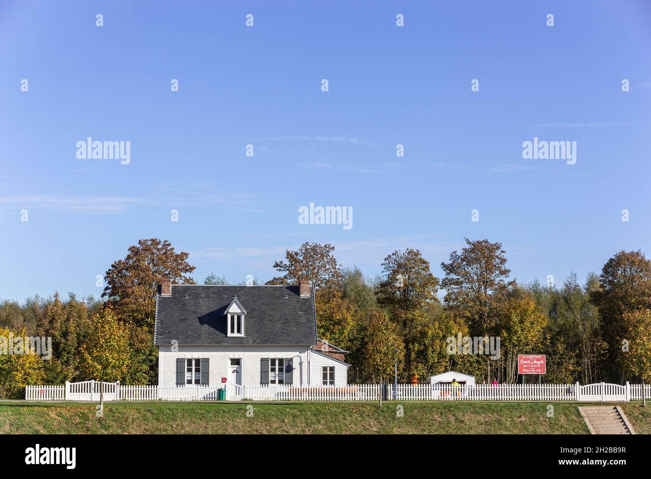 Casa isolata sul bordo del canale. Saint-Valery, Baie de Somme. Francia Foto Stock