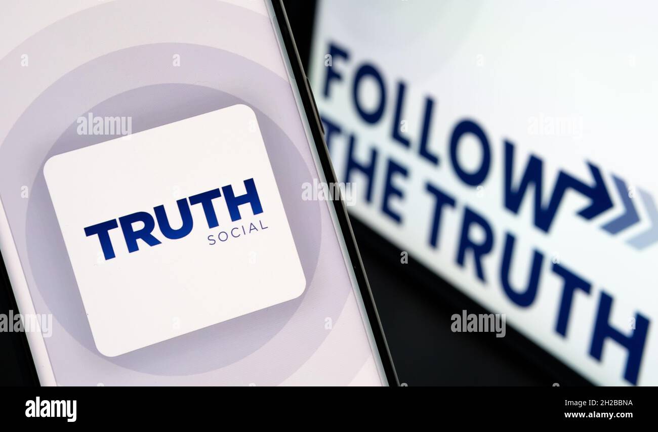 Il logo dell'app sociale di verità è visibile sullo smartphone e segue il frutto sullo schermo sfocato dietro. Nuova piattaforma di social media di Donald Trump. Staffor, Foto Stock