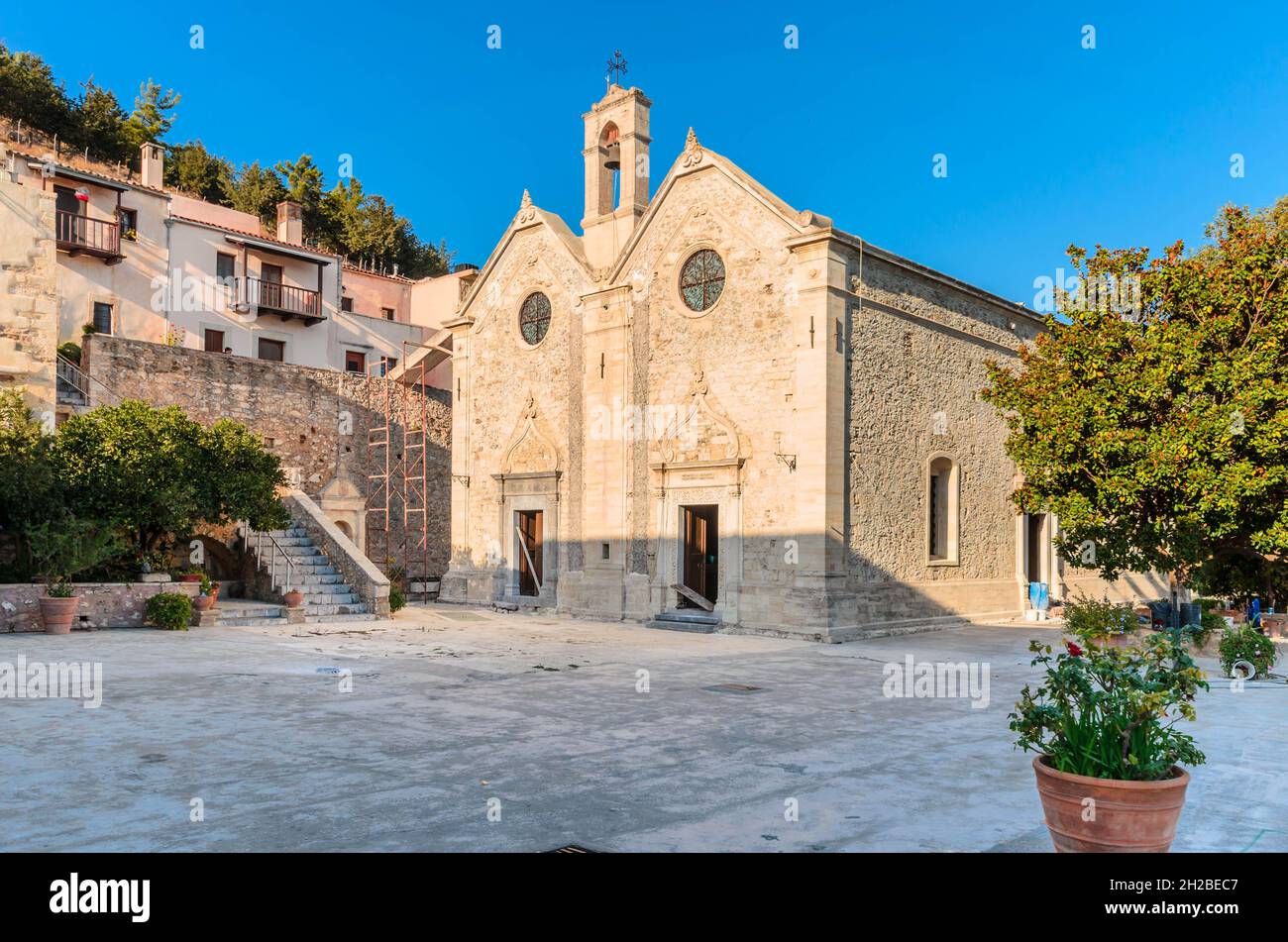 Monastero di Agios Georgios [S. George] Apanosifis o Epanosifis è uno dei monasteri più popolosi e famosi di Creta. Foto Stock