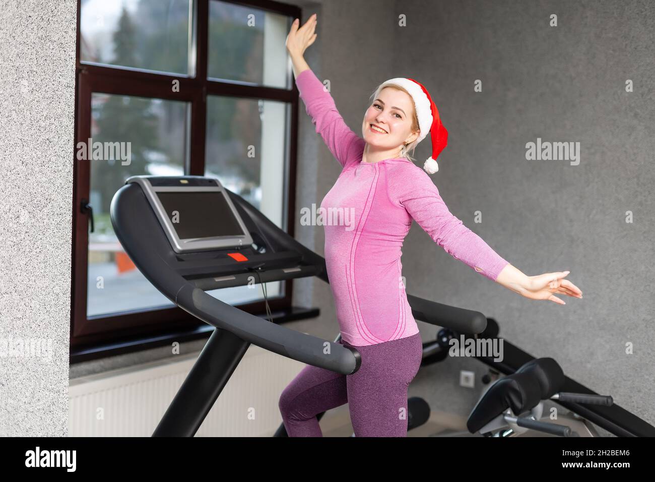 Giovane Donna Con Cappello E Asciugamano Babbo Natale In Palestra Capodanno  Concetto Di Natale Vacanze Fitness E Palestra - Fotografie stock e altre  immagini di Centro benessere - Struttura ricreativa - iStock