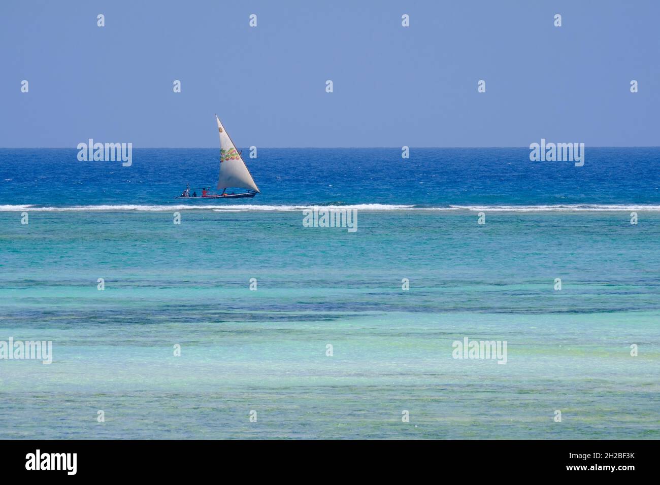 Barca da pesca a vela acque turchesi dell'isola Zanzibar. Tanzania, Africa Foto Stock