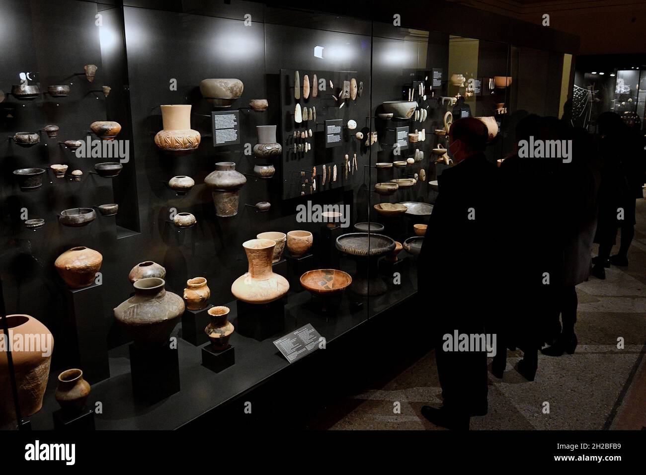 Sarajevo. 20 Ott 2021. La gente visita una mostra al Museo Nazionale della Bosnia-Erzegovina a Sarajevo il 20 ottobre 2021. La mostra "Bosnia-Erzegovina in periodo preistorico" è stata inaugurata mercoledì e sarà permanente presso il Museo Nazionale. Credit: Nedim Grabovica/Xinhua/Alamy Live News Foto Stock