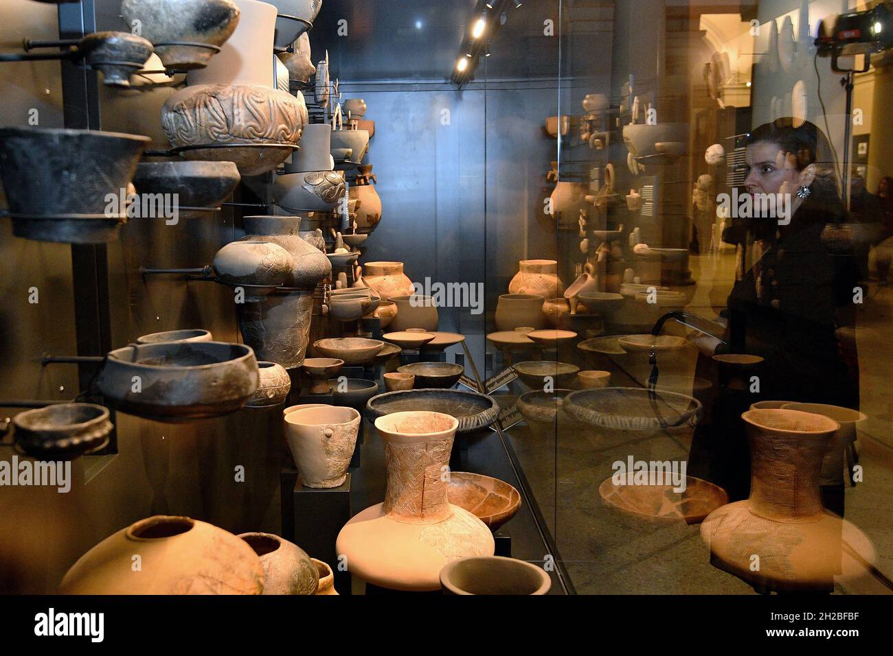 Sarajevo. 20 Ott 2021. La gente visita una mostra al Museo Nazionale della Bosnia-Erzegovina a Sarajevo il 20 ottobre 2021. La mostra "Bosnia-Erzegovina in periodo preistorico" è stata inaugurata mercoledì e sarà permanente presso il Museo Nazionale. Credit: Nedim Grabovica/Xinhua/Alamy Live News Foto Stock