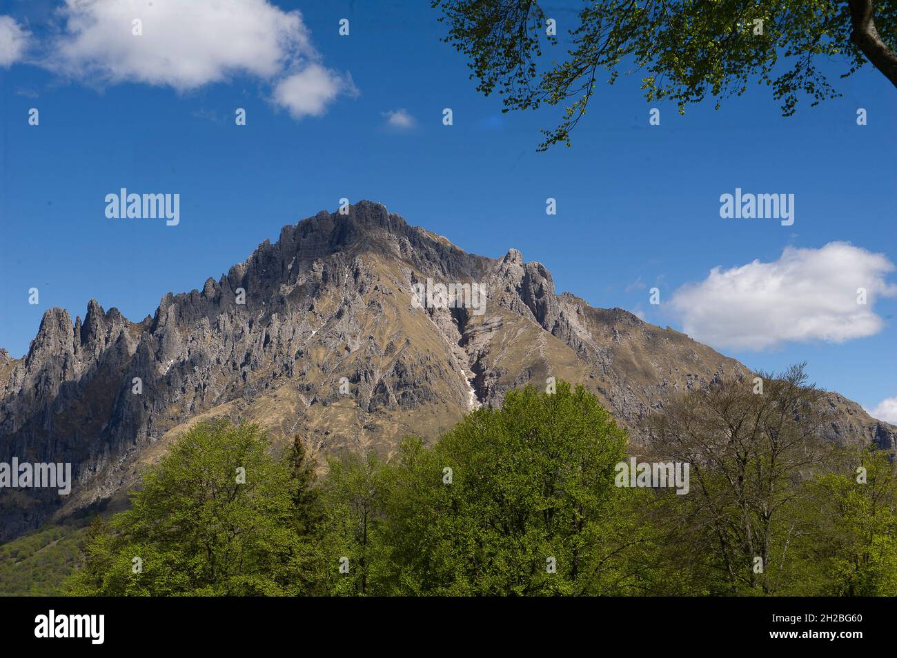 Italia, Lombardia, Provincia di Lecco, Belvedere del Parco del Valentino a Pian dei Resinelli. Vista sul Lago di Como, ramo di Lecco. Grignetta Foto Stock