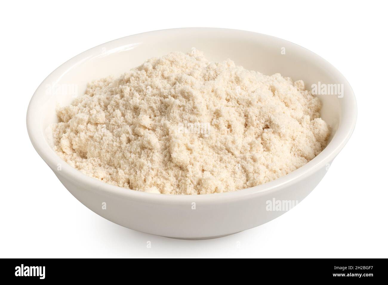 Far rosolare la farina di riso in un recipiente di ceramica bianca isolato su bianco. Foto Stock Far rosolare la farina di riso in un recipiente di ceramica bianca isolato su bianco. Foto Stock