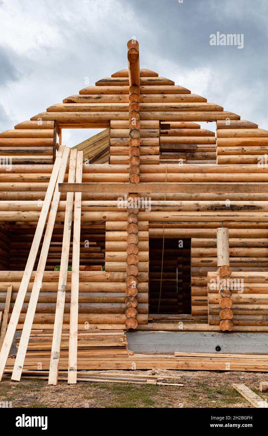 una casa di tronchi in costruzione con un dispositivo per il sollevamento  di tronchi. Foto di alta qualità Foto stock - Alamy