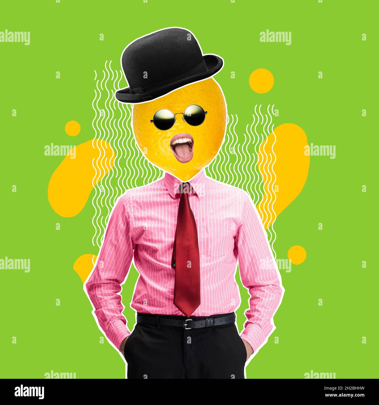 Collage d'arte contemporanea di uomo in un vestito con testa di limone isolato su sfondo verde Foto Stock