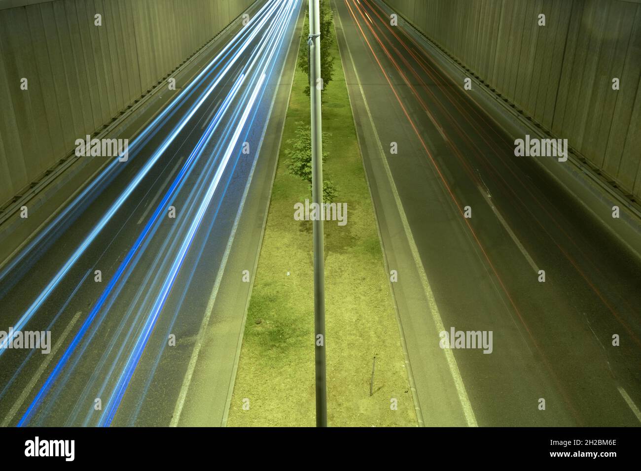Percorsi leggeri sul sottopasso di notte. Foto di sfondo del traffico o dell'autostrada. Foto Stock