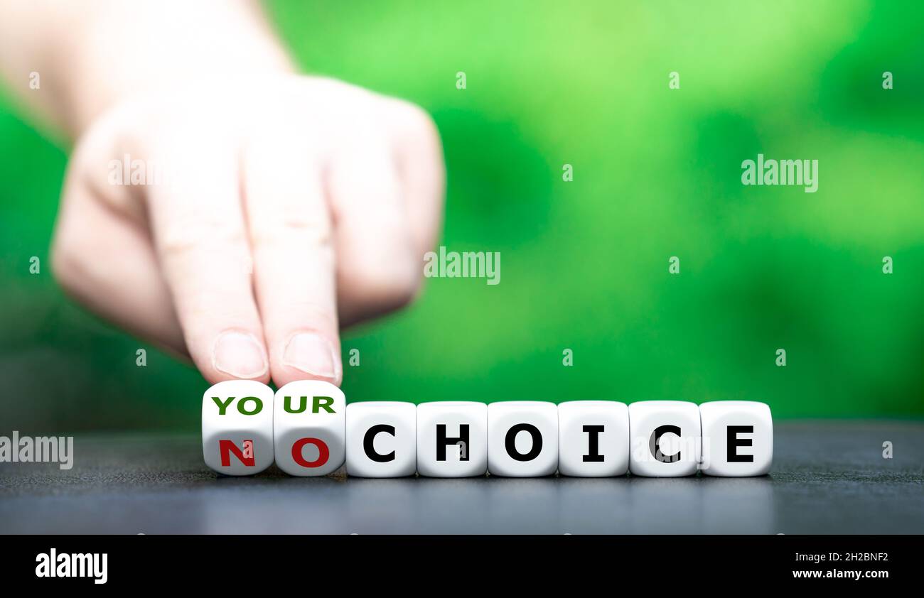 La mano gira i dadi e cambia l'espressione 'nessuna scelta' in 'la vostra scelta'. Foto Stock