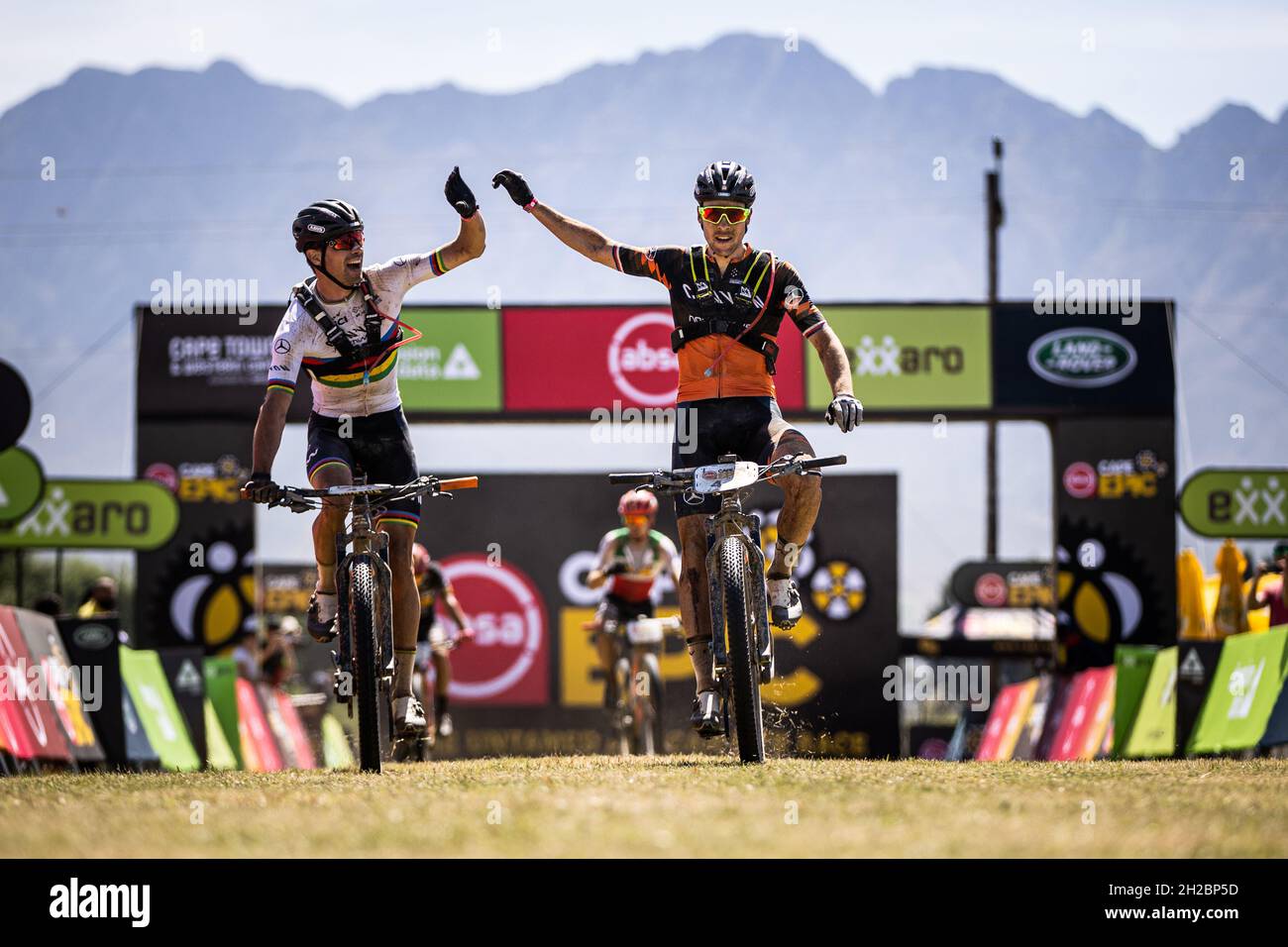 Il campione del mondo della maratona della mountain bike UCI Andreas Seewald (Germania) e il partner della MTB Canyon Northwave Martin Stosek (Repubblica Ceca) hanno vinto la fase 3 della Foto Stock