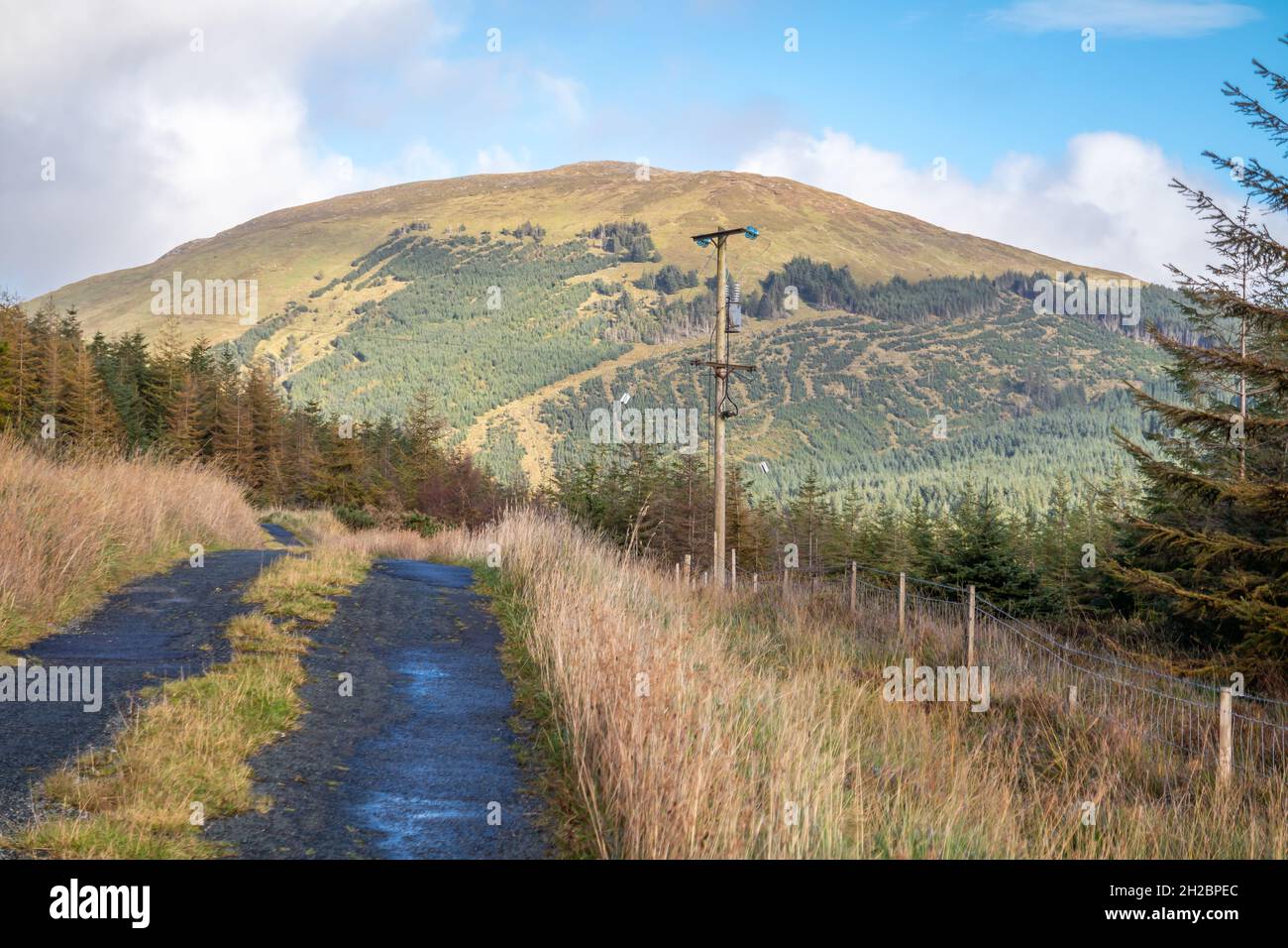 La strada per Croaghnageer tra Glenties e Ballybofey nella contea di Donegal - Irlanda. Foto Stock