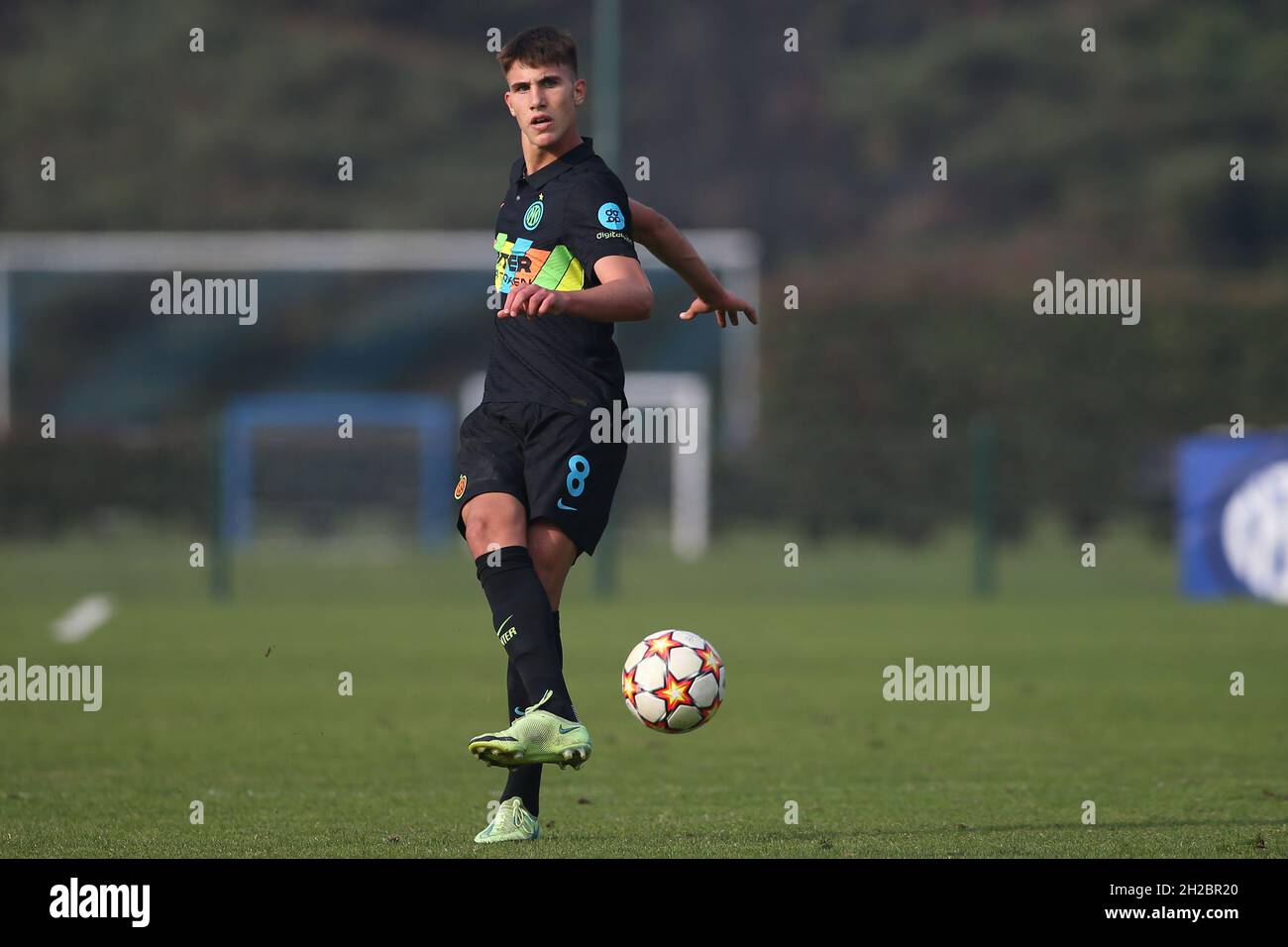 Milano, 19 ottobre 2021. Cesare Casadei di Internazionale gioca la palla in avanti durante la partita della UEFA Youth League al Youth Development Center di Milano. Il credito d'immagine dovrebbe essere: Jonathan Moscrop / Sportimage Foto Stock