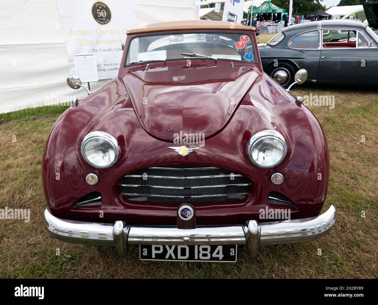 Vista frontale di un Maroon, 1954, Jensen Interceptor in mostra al London Classic Car Show 2021 Foto Stock