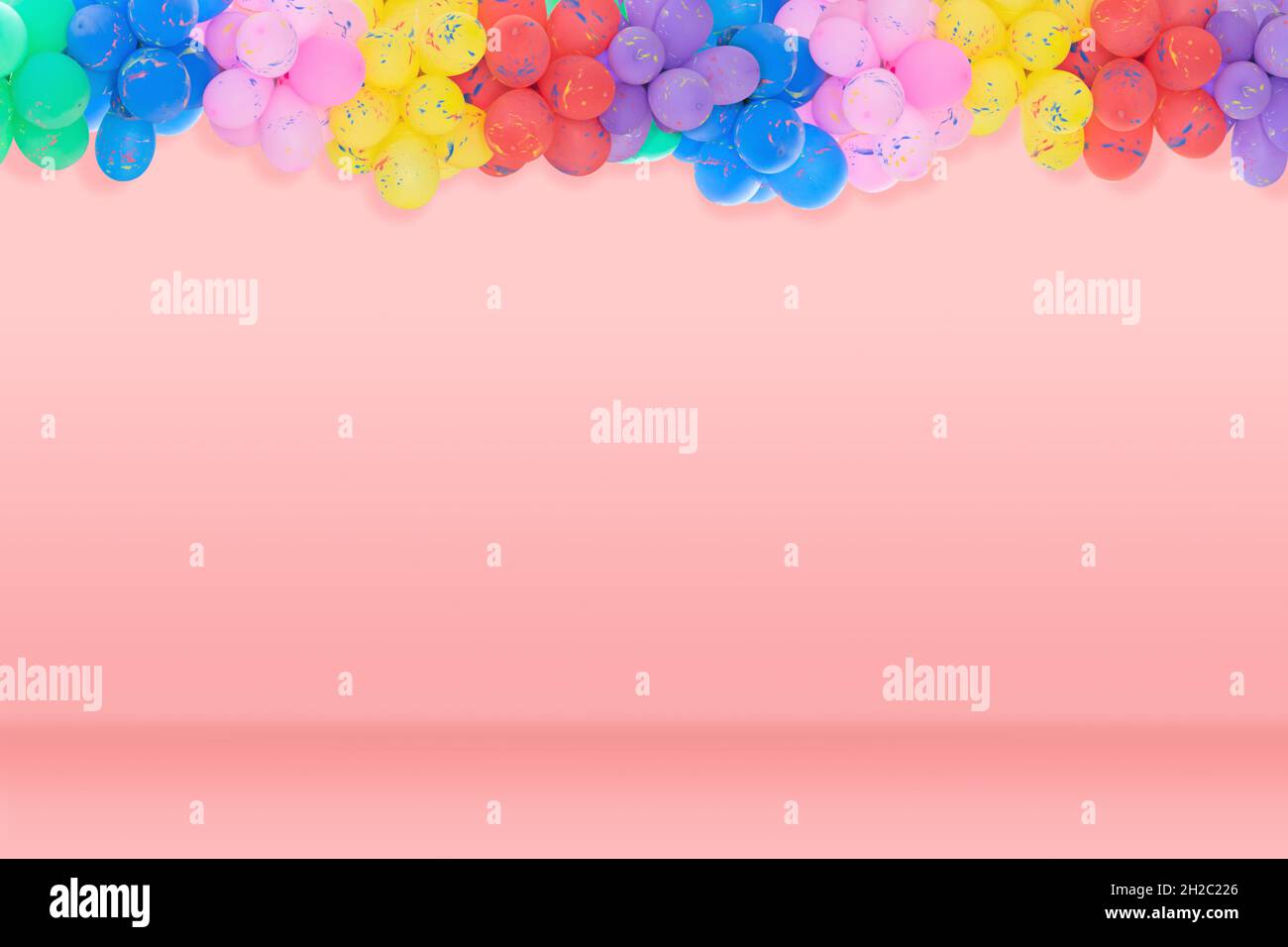 Gruppo di palloncini multicolore per la decorazione in celebrazioni di vari giorni importanti sul bellissimo sfondo color rosa pastello. Foto Stock