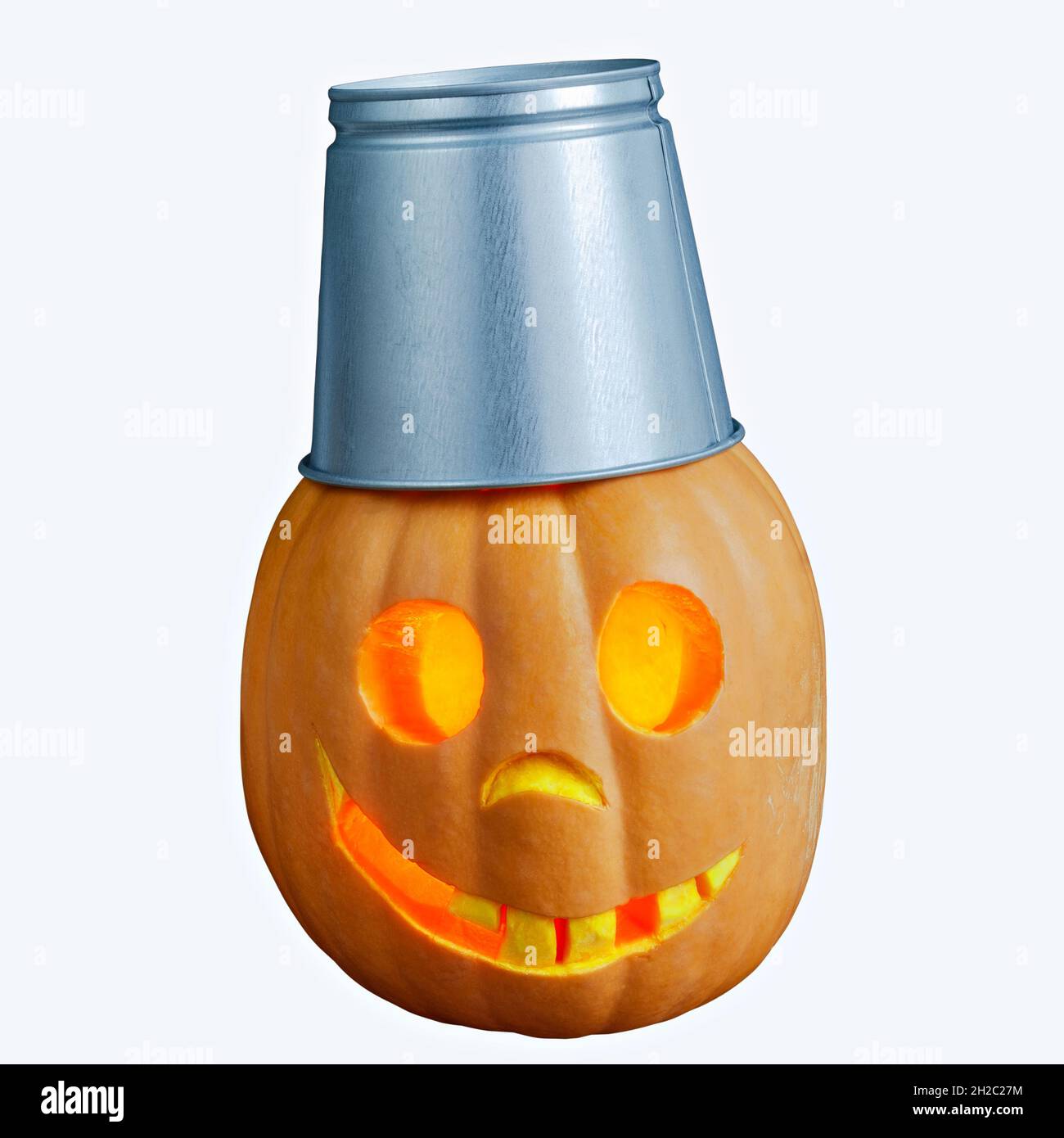 Divertente zucca con un volto sorridente scolpito e un secchio sulla testa, isolato su sfondo bianco Foto Stock