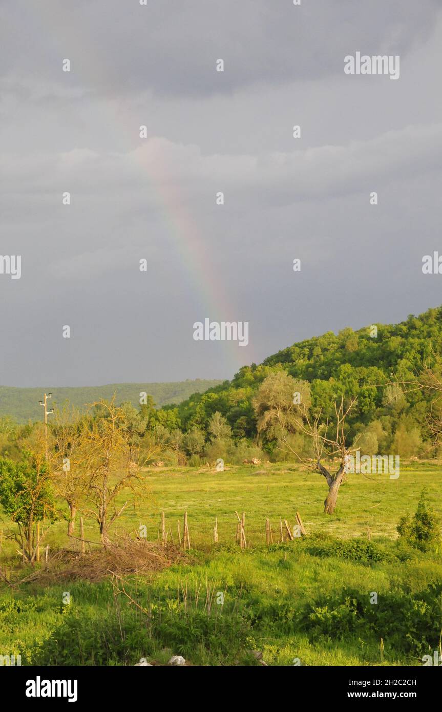 cielo con arcobaleno nella natura bulgara Foto Stock