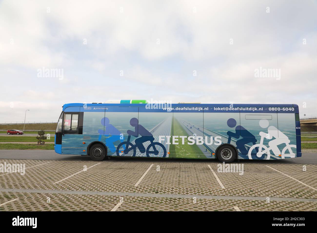 Autobus che trasportano biciclette sulla diga chiuso per heighening, Olanda, Frisia, Cornwerder Zand Foto Stock