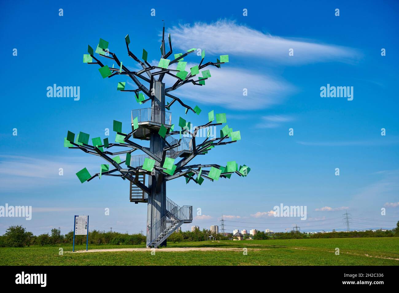 Opera d'arte albero di ferro su una collina al sentiero vicino a Floersheim-Wicker, Germania, Assia, Floersheim-Wicker Foto Stock